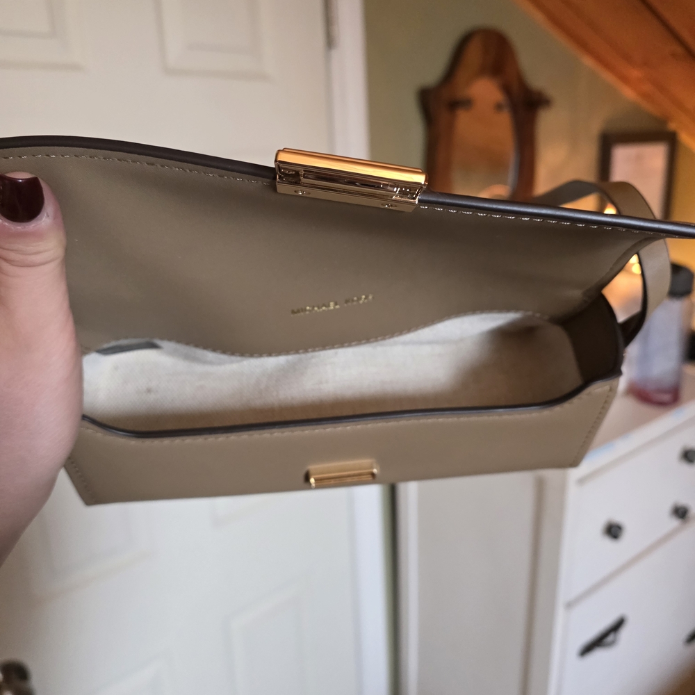 Elegant Cream Leather Michael kors Shoulder Bag - Picture 4 of 5